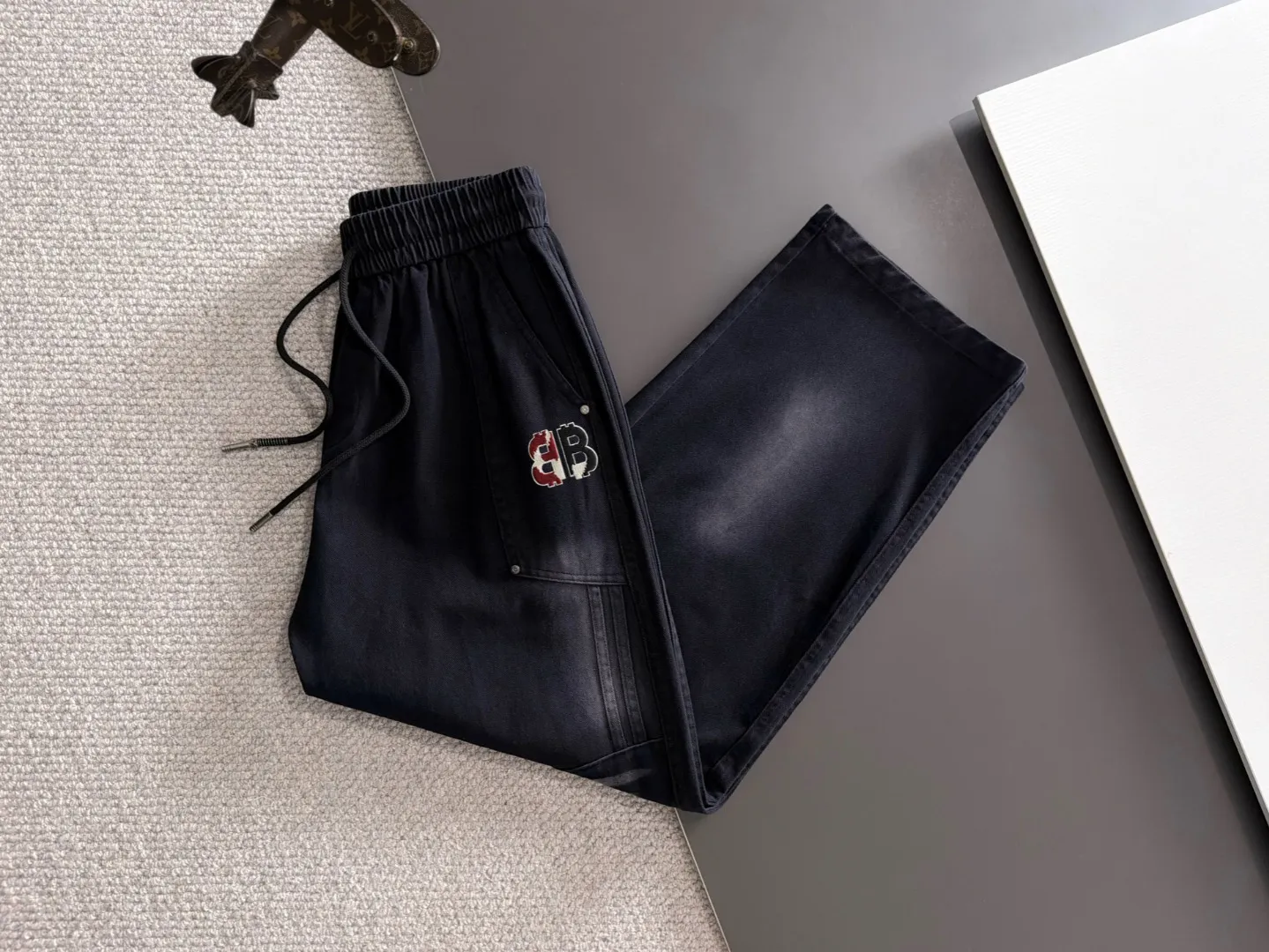 Next day shipment P195 Balenciaga High Quality 2026 Autumn and Winter New Arrival elastic band casual pants, counter-customized fabrics, Breathable, high comfort, impeccable details, brand element design concept, reflecting high quality. It feels delicate and soft! It presents a casual cut and the upper body shape is great! Sizes:S-3XL